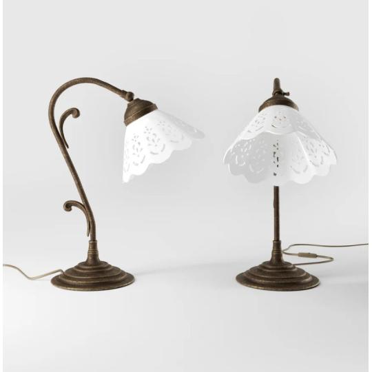 klasicky keramicky tienidlo stolna lampa cipkovy vidiecky styl dierkovany romanticke loznicove osvetlenie vintage stredomorsky medeny lampa atmosfera svetlo obyvacka.jpg